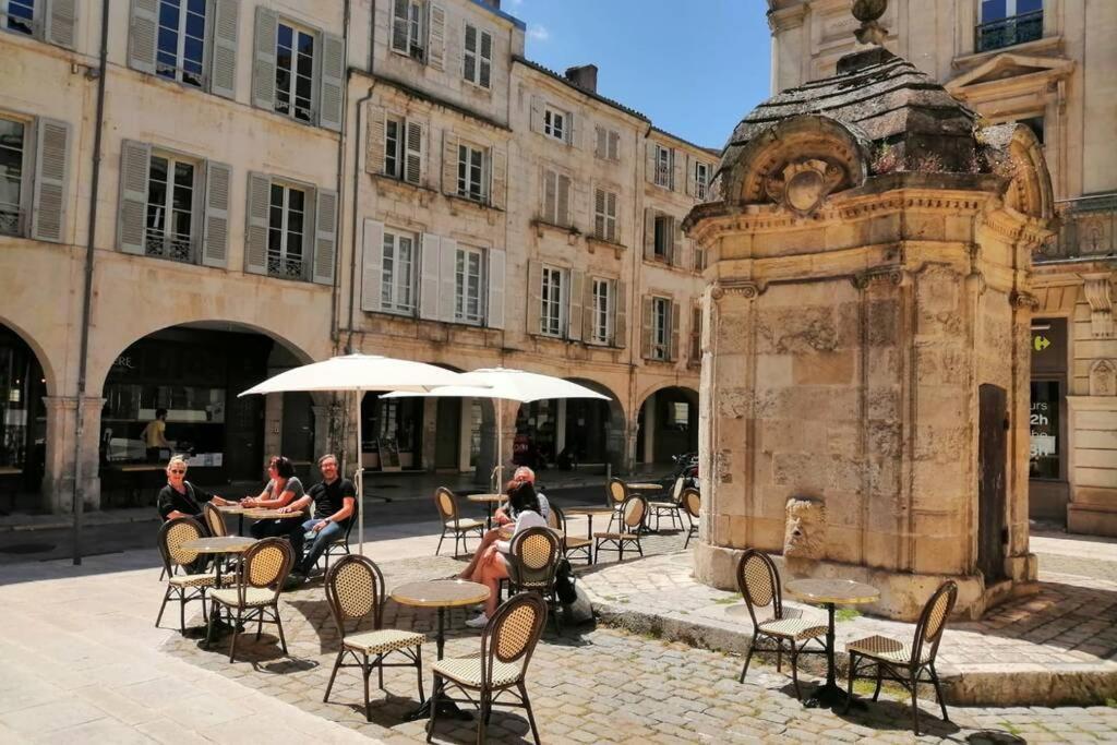 Superbe Duplex De 70M2 Avec 2 Chambres En Hyper Centre Au Calme Sur Cour Classe 3 Etoiles Avec Parking En Option La Rochelle  Bagian luar foto